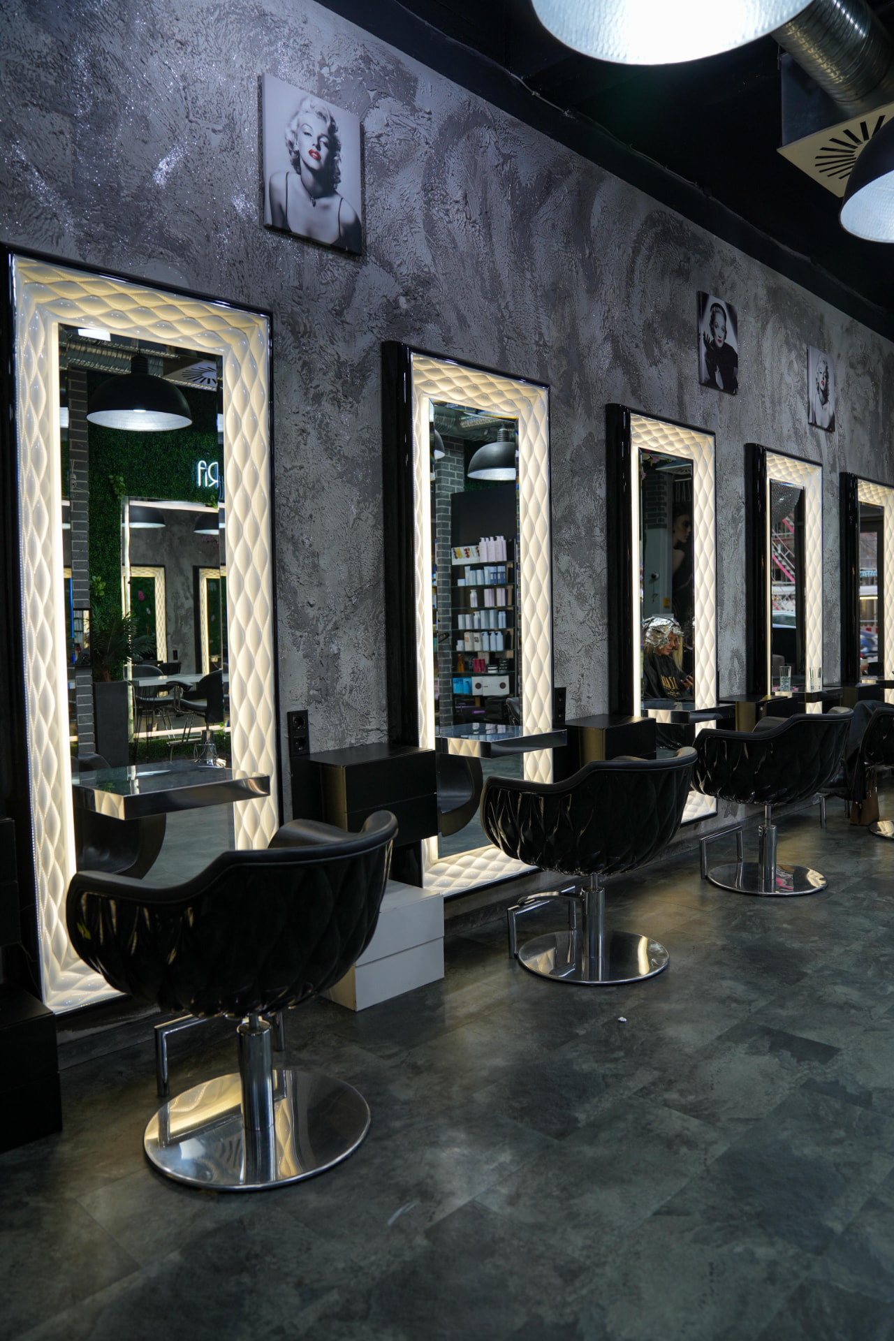 Styling-Bereich mit beleuchteten Spiegeln im AZARA Salon